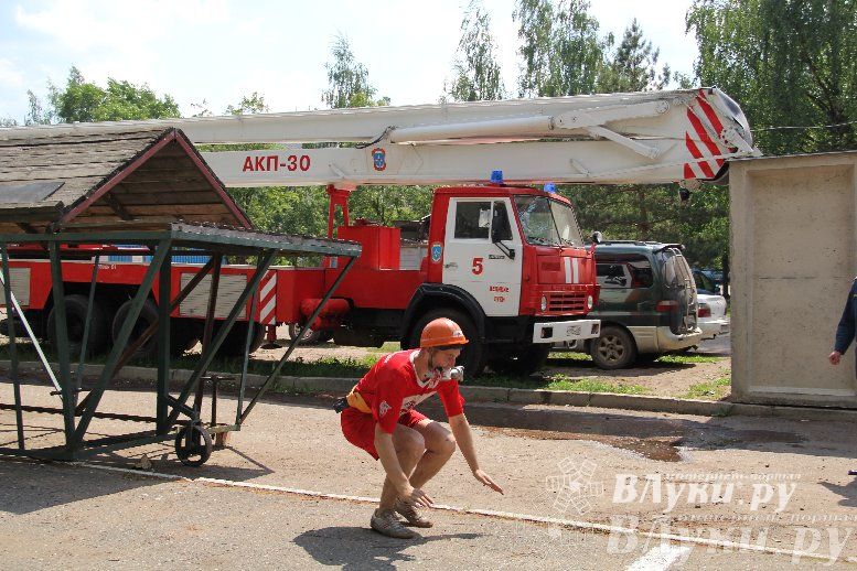 В Великих Луках прошли соревнования среди пожарных