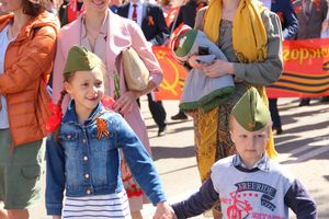 По центральному проспекту Великих Лук прошёл  «Бессмертный полк» (0+) (ФОТО)