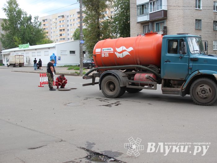 Серьёзная авария на водопроводе в Великих Луках (ФОТО; ВИДЕО)