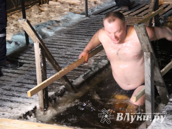 В Великих Луках проходят крещенские купания (ФОТО)