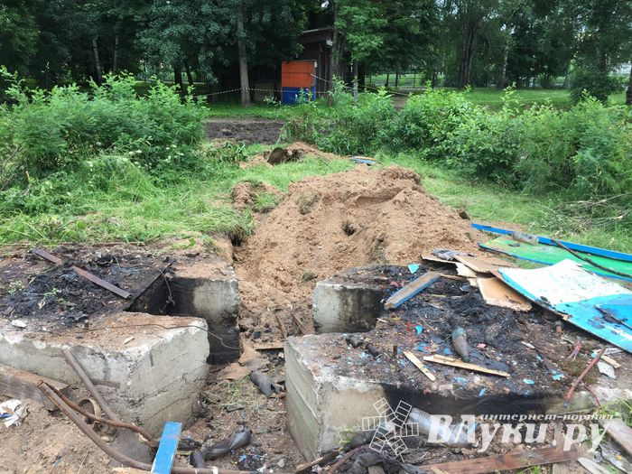 В Великих Луках убрали старое колесо обозрения (ФОТО)