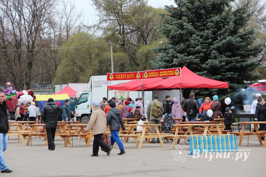 В Великих Луках проходит Весенняя ярмарка