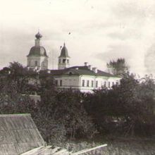 Вид на Пятницкую церковь и школу 1927 год.