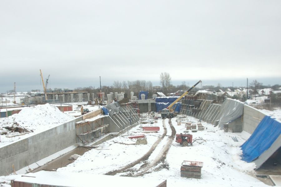 В Великих Луках продолжается сборка металлоконструкций пролетного строения путепровода (ФОТО)