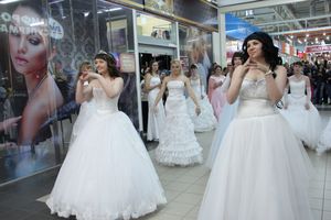 В Великих Луках бегали невесты (ФОТО)