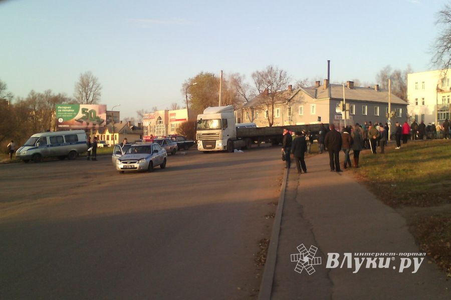 В Великих Луках фура насмерть сбила пешехода