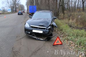 На Октябрьском проспекте в Великих Луках столкнулись «Мазда» и «Приора» (ФОТО)