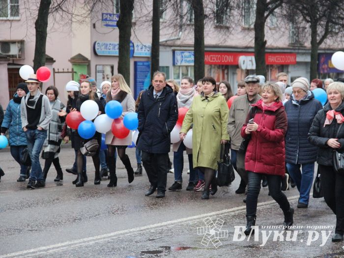 В Великих Луках прошло праздничное шествие (ФОТО)