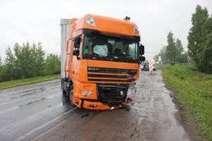 На трассе Санкт-Петербург-Невель произошло смертельное столкновение легковушки и грузовика (фото)