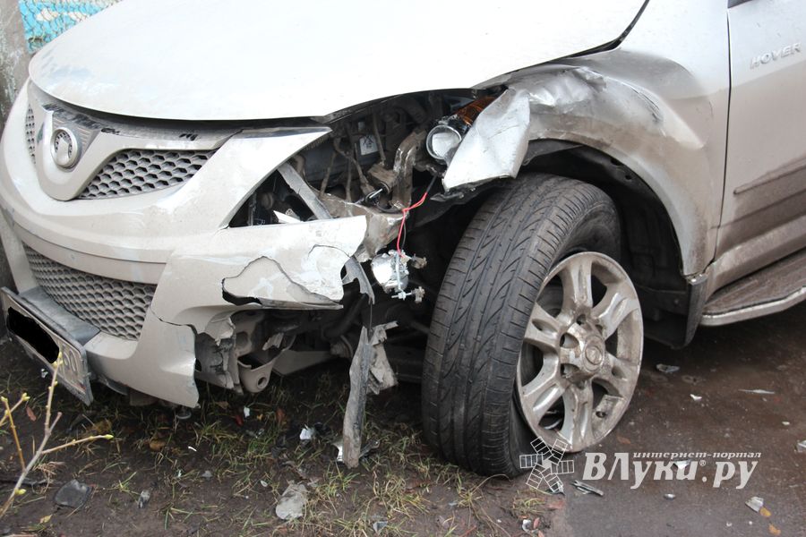 В Великих Луках столкнулись два внедорожника