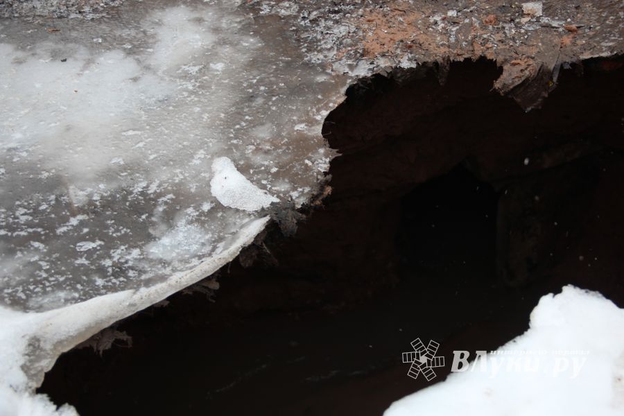 Фотофакт: провал асфальта на Гоголя в Великих Луках