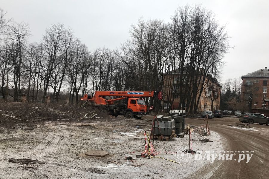 В Великих Луках приводят в порядок территорию Хирургического корпуса больницы (ФОТО)