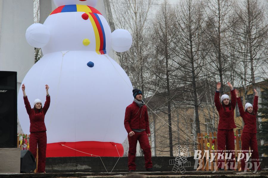 В Великих Луках состоялись проводы Широкой Масленицы — 2015 (фото)