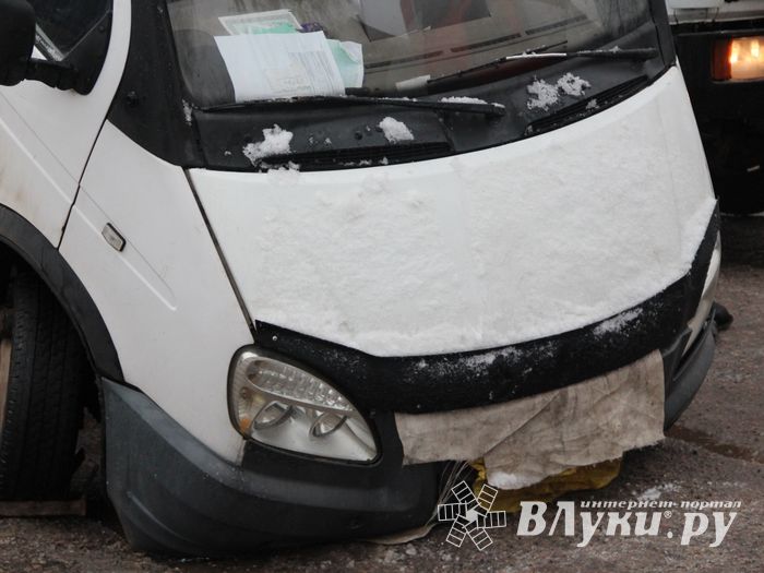 В Великих Луках на Самарском переезде переломилась Газель (ФОТО)