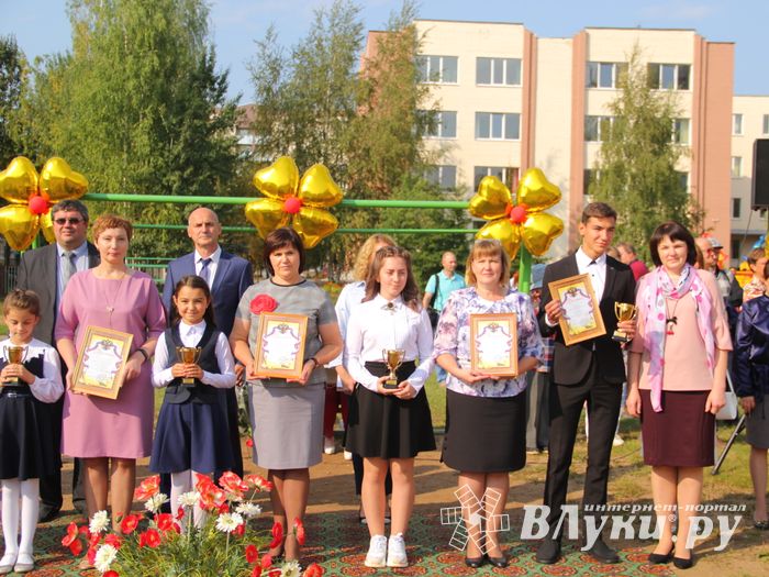 1 сентября в школах Великих Лук прошли Торжественные линейки (ФОТО)