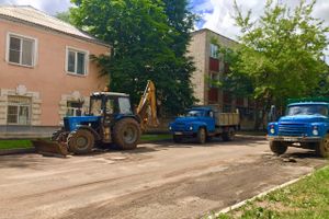 Ремонтировать ул. К. Либкнехта мешают припаркованные автомобили (ФОТО)