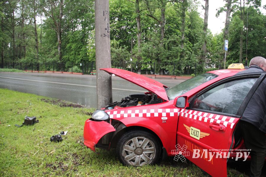 ДТП на пр-те Гагарина в Великих Луках (ФОТО)