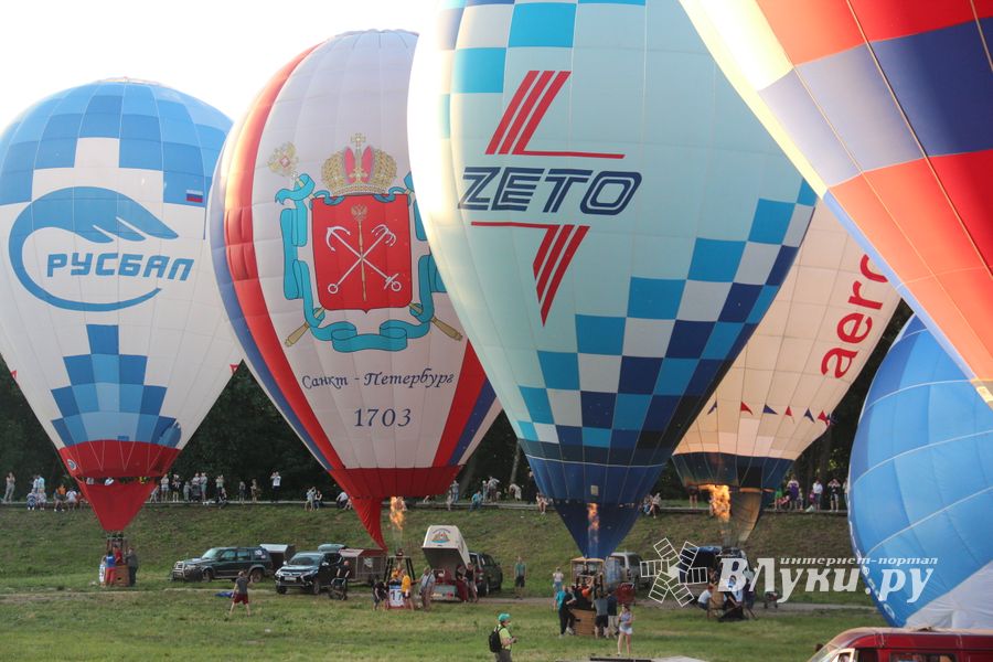 Сегодня вечером аэростаты плыли над городом (ФОТО)