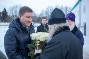 Андрей Турчак поприветствовал архиерея Великолукской епархии на Псковской земле и вручил «чашу терпения» (фото)