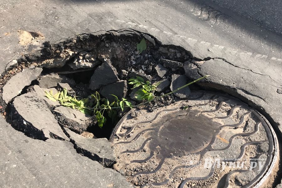 На проспекте Октябрьском провалился асфальт (ФОТО)