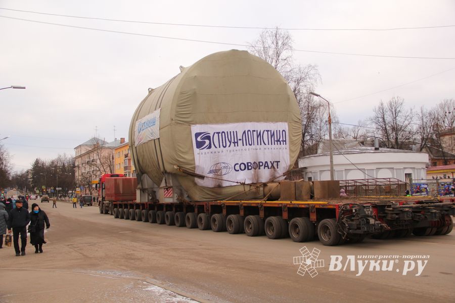 Негабаритный автопоезд вновь следует по улицам Великих Лук