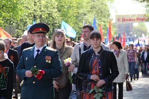 9 мая в Великих Луках. Шествие и салют