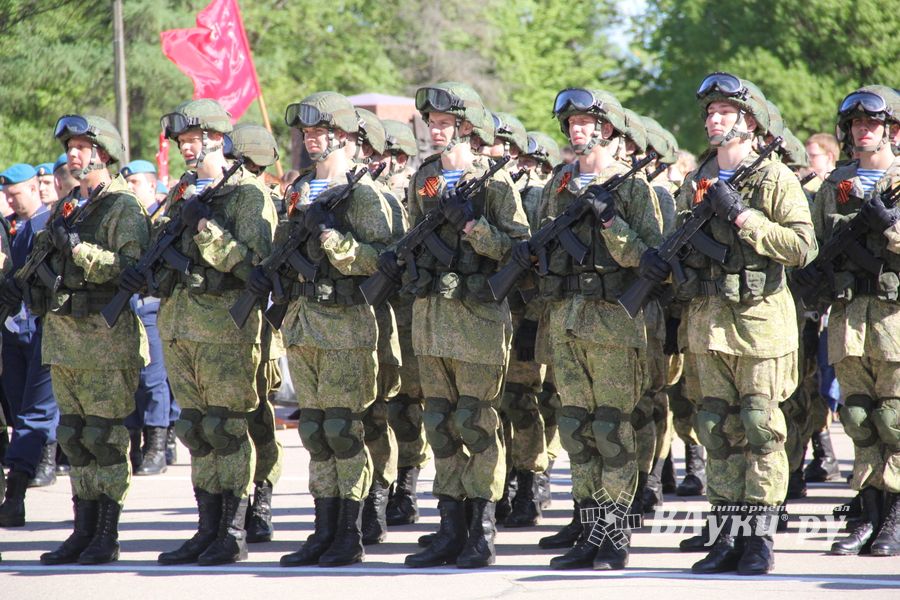 Парад в честь Дня Победы прошел в Великих Луках (ФОТО)