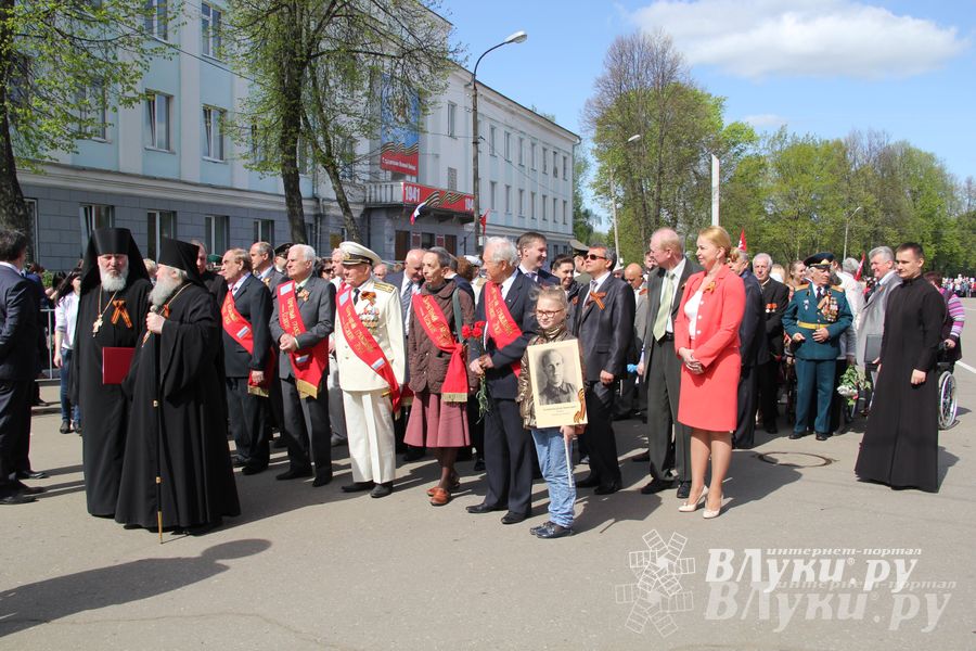 Парад Победы в Великих Луках (фото)