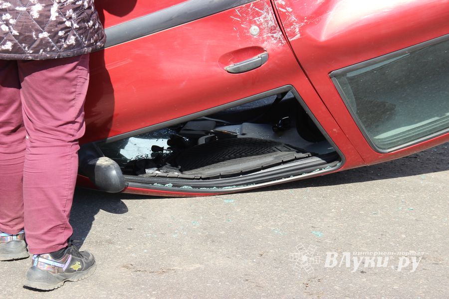 Водитель без прав устроил ДТП в Великих Луках (ФОТО)