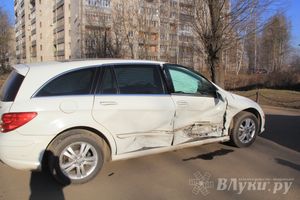 В Великих Луках столкнулись Мерседес и Мазда (фото)