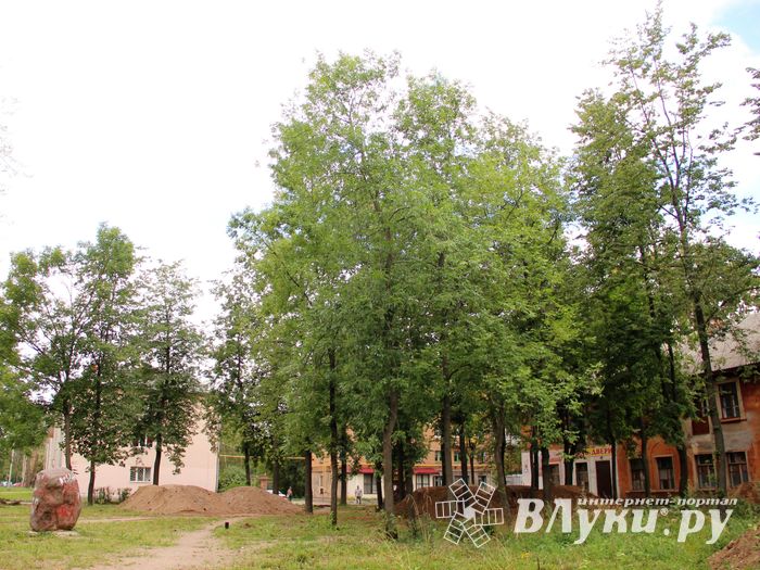 Старый камень в новом сквере (ФОТО)