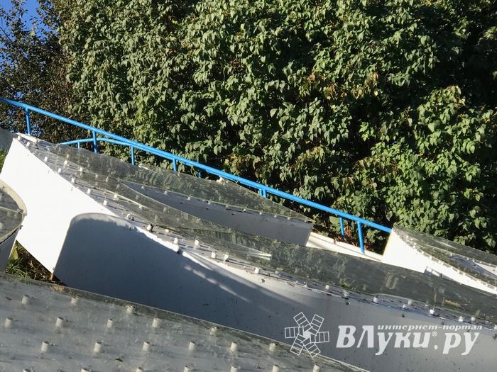 В Великих Луках опять разбили памятный знак (ФОТО)