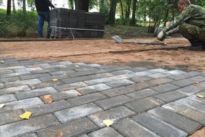 В Великих Луках продолжают благоустраивать городской парк (фоторепортаж)