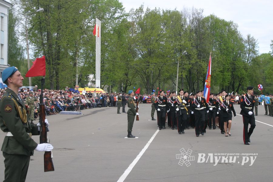 В Великих Луках прошел Военный парад