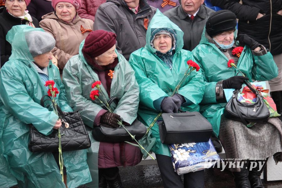 В Великих Луках прошел Парад Победы (ФОТО)