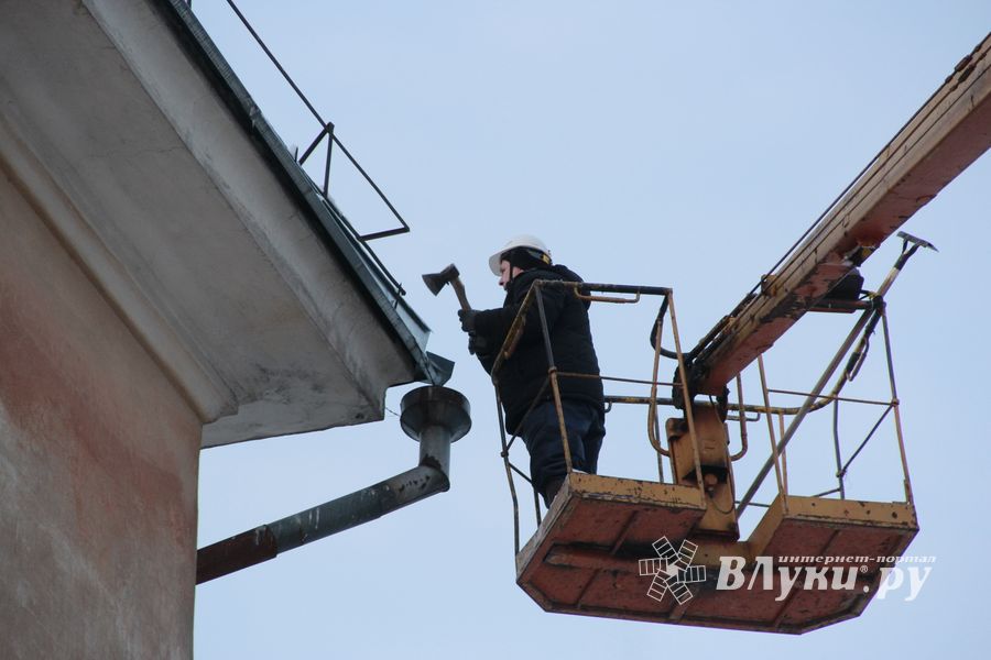 На Нелидовской сбивают сосульки (ФОТО)