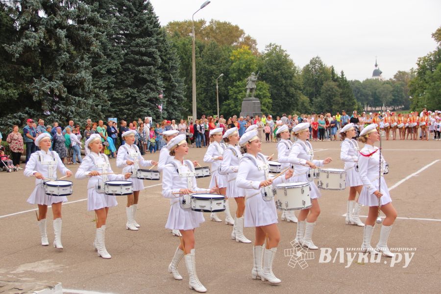 В Великих Луках проходит ​Международный фестиваль-конкурс среди мажореток и барабанщиц (ФОТО)