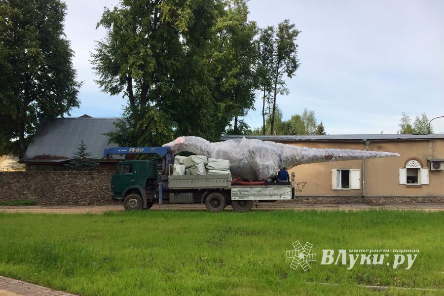 В Великие Луки завезли динозавров (ФОТО)