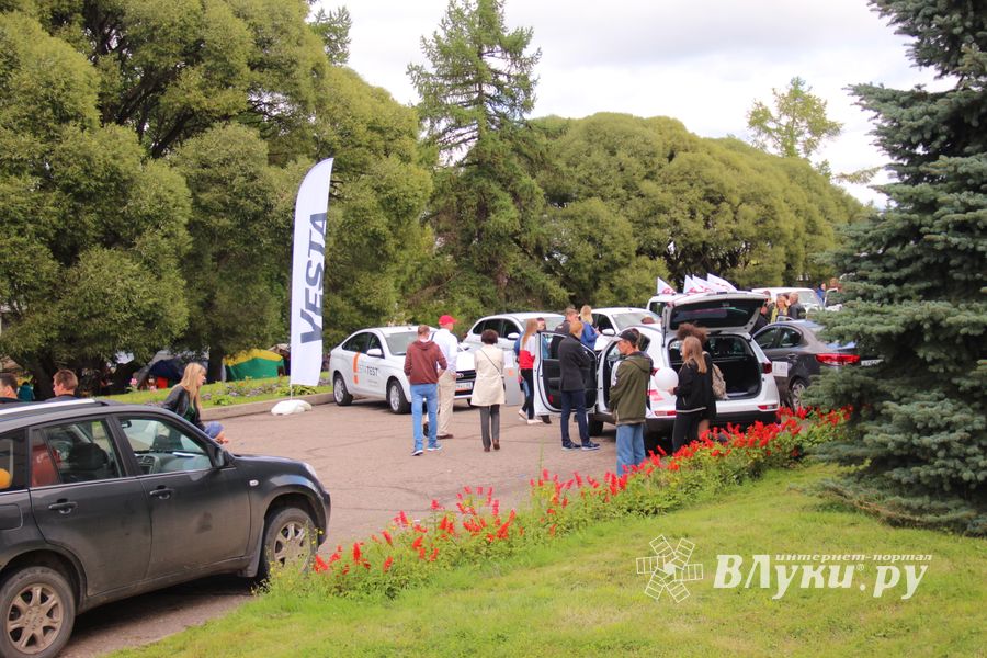 В Великих Луках прошла «Автовыставка 2017» (ФОТО)