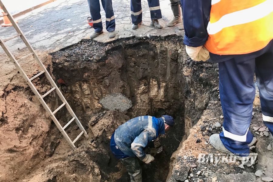 На пр-те Ленина произошёл прорыв трубы водоснабжения (ФОТО)