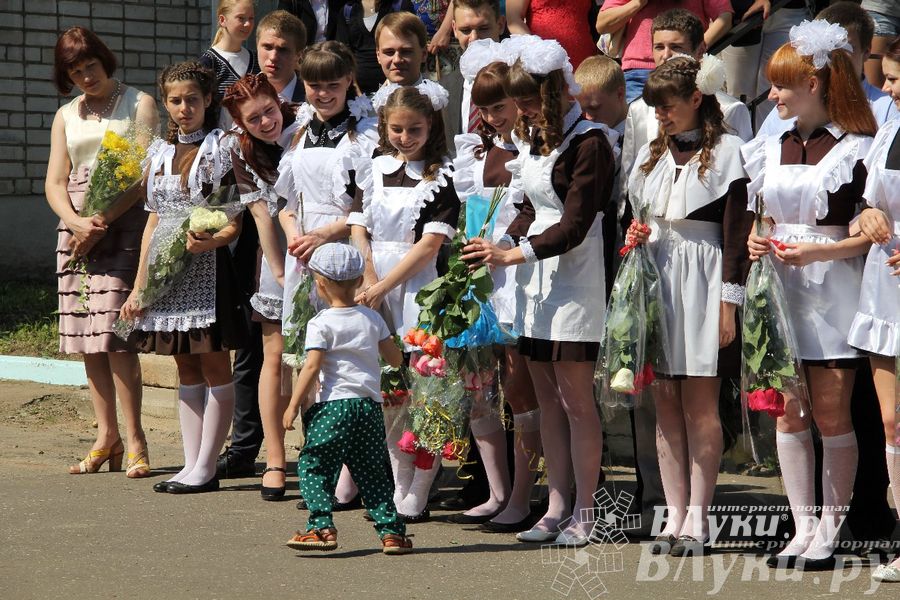 В Великих Луках прозвенели «Последние звонки»