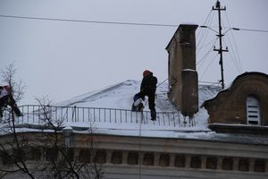 В Великих Луках  уборка снега на высоте...