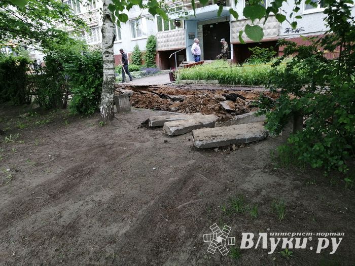 На улице Щорса благоустраивают двор (ФОТО)