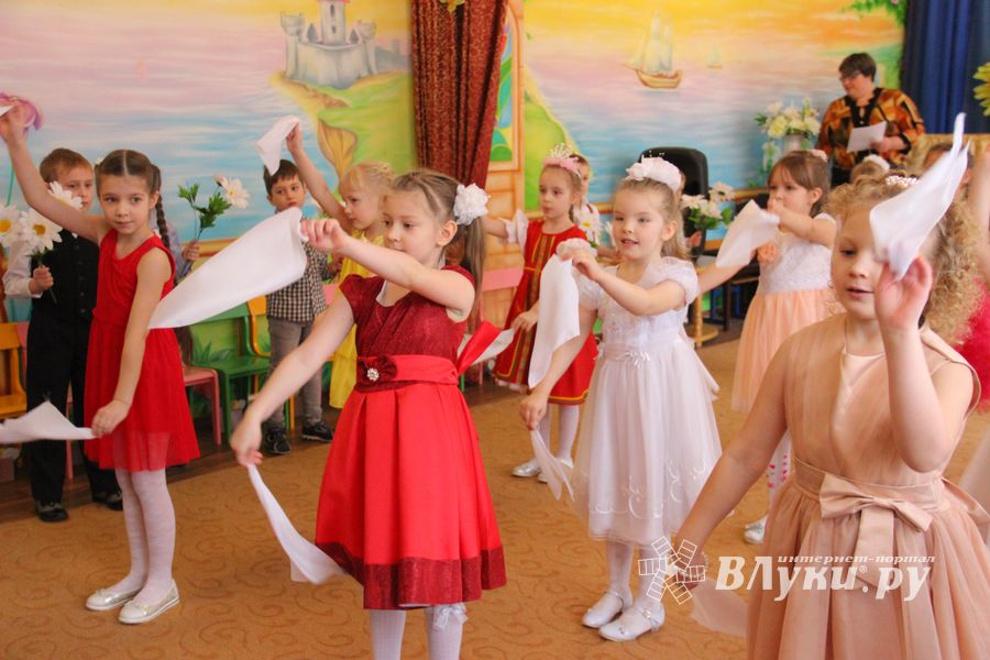 В детских садах Великих Лук проходят утренники к 8 марта (ФОТО)