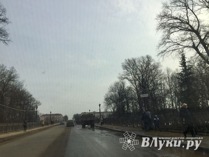 Центральный мост через Ловать в Великих Луках убирают от снега (ФОТО)