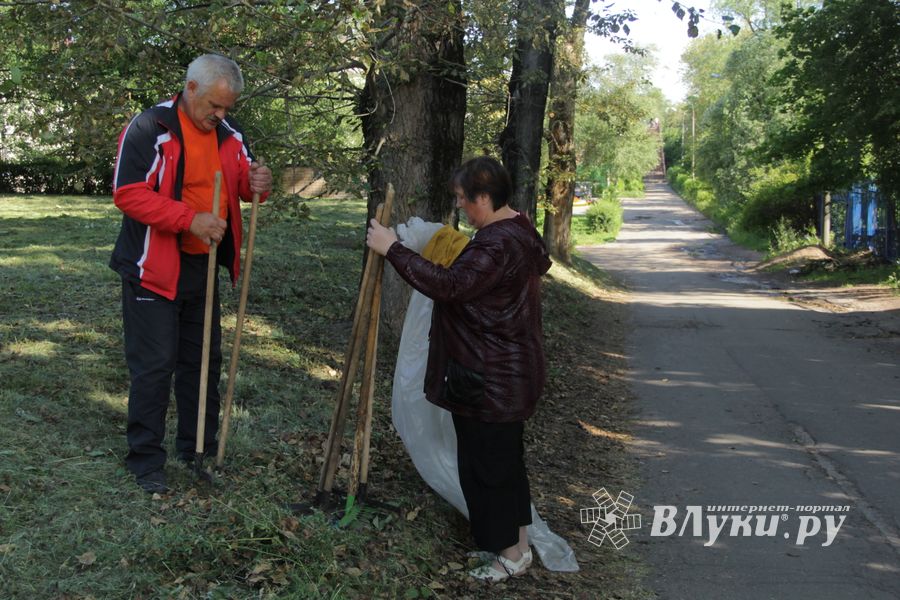 В Великих Луках убрали территорию у памятного знака рабочим ЛРЗ (ФОТО)