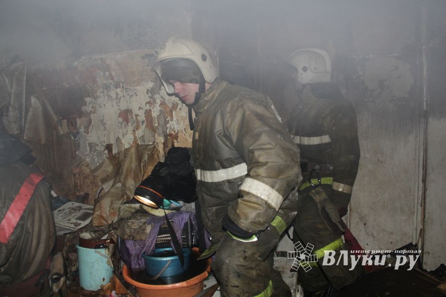 Фоторепортаж: пожар на Зверева в Великих Луках (ФОТО 18+)