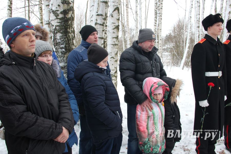 Никто не забыт: в Великих Луках благоустроили могилу неизвестного солдата (ФОТО)