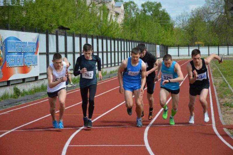 В Великих Луках на легкоатлетических соревнованиях одними из победителей стали полицейские (ФОТО)