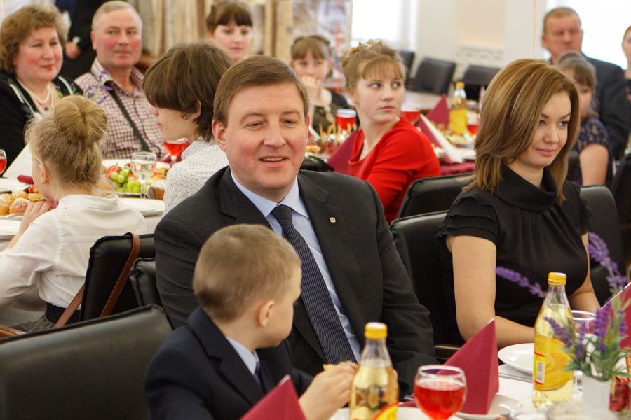 Андрей Турчак поблагодарил приемных родителей за любовь и тепло, которые они дарят детям (ФОТО)